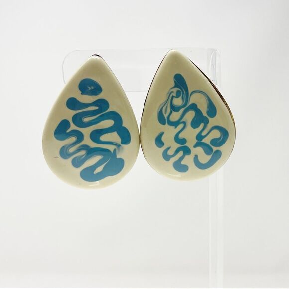 Vintage Costume Jewelry Metal Teardrop Shape Cream w/Blue Squiggle Lines - Picture 1 of 5